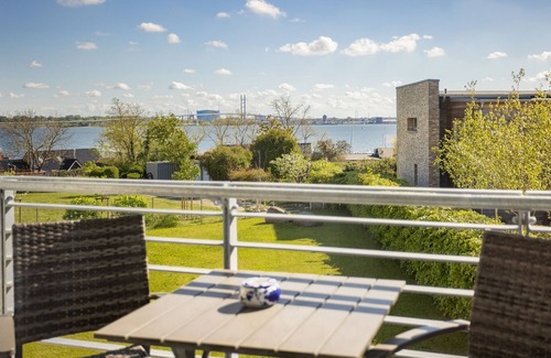 Altefaehr Appartement | Appartement moderne avec une vue imprenable sur l'eau et le pont de Rügen