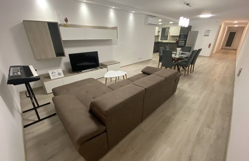 Luqa Appartement | Modern Apartment with Large Outdoor Area Sleeps 7 Close to Malta Airport