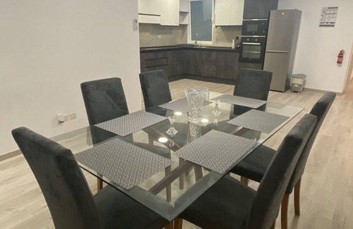 Luqa Appartement | Modern Apartment with Large Outdoor Area Sleeps 7 Close to Malta Airport