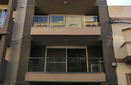 Luqa Appartement | Modern Apartment with Large Outdoor Area Sleeps 7 Close to Malta Airport