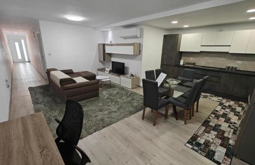 Luqa Appartement | Modern Apartment with Large Outdoor Area - Sleeps 7, Close to Malta International Airport