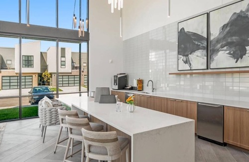 Lee's Summit Appartement | Modern Apt. Kansas City Oasis 13 miles to GEHA Field, Shops, Dining, Park, & Gym