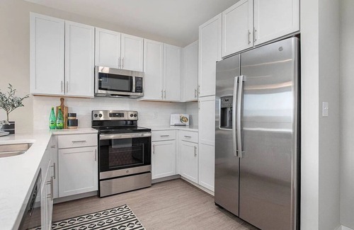 Lee's Summit Appartement | Modern Apt. Lee's Summit Oasis + EV Charger, Shops, Dining, Park, Gym, & Freeway