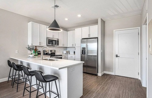 Lee's Summit Appartement | Modern Apt. Lee's Summit Oasis + EV Charger, Shops, Dining, Park, Gym, & Freeway