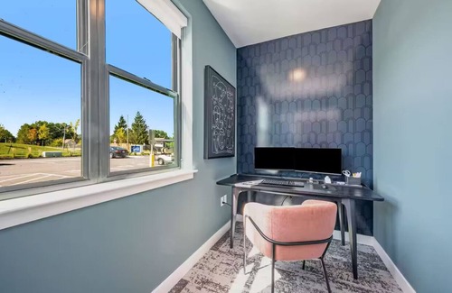 Lee's Summit Appartement | Modern Apt. Lee's Summit Oasis + EV Charger, Shops, Dining, Park, Gym, & Freeway