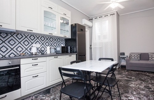 Galatsi Appartement | Modern apt with Increbilbe Athens Views
