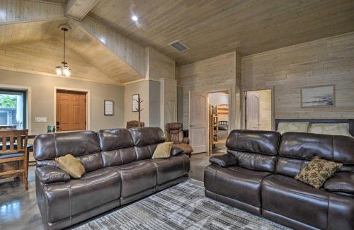 Arcadia Maison | Modern Arcadia Farmhouse on 80 Acres with Fire Pit!