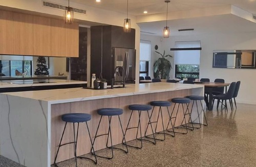 Currumbin Waters Maison | Modern architecturally designed creek frontage property n