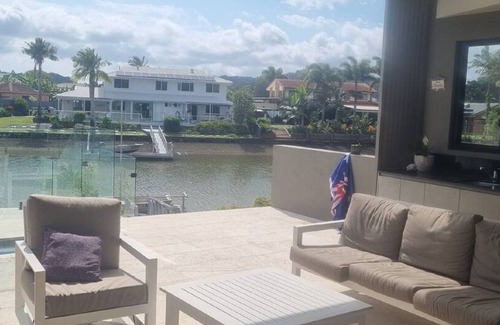 Currumbin Waters Maison | Modern architecturally designed creek frontage property n
