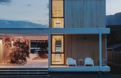 Hope Maison | Modern Architect-Designed Lakefront House