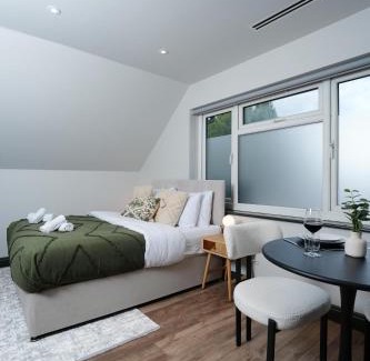 Friern Barnet Appartement | Modern Arnos Grove Studio, Air Conditioning