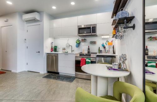 Land Park Appartement | Modern Artist Loft Canvases Coffee and Comfort