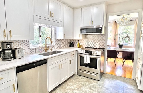 Tallahassee Maison | Modern Artsy 4bd/2ba Central w/ 1PM CHECK IN! 5beds/Sleeps 10
