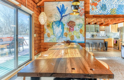 Wallkill Maison | Modern, Artsy, & Lofty Log Maison
