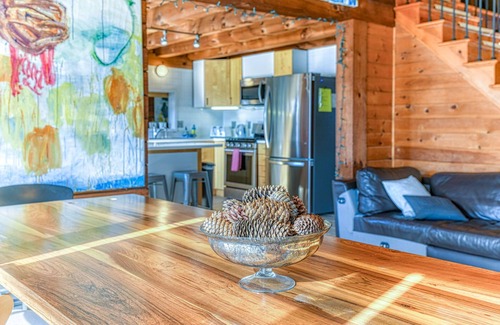 Wallkill Maison | Modern, Artsy, & Lofty Log Maison