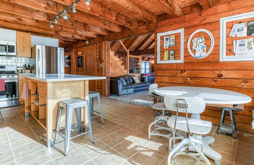 Wallkill Maison | Modern, Artsy, & Lofty Log Maison