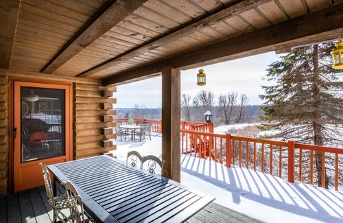 Wallkill Maison | Modern, Artsy, & Lofty Log Maison