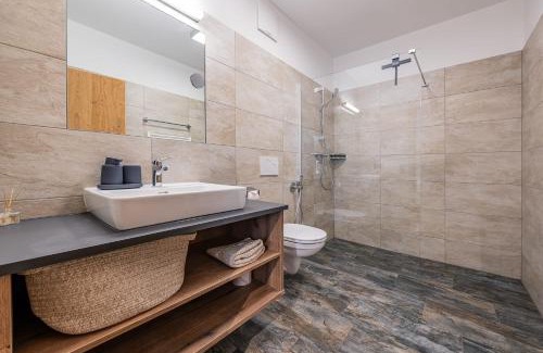 Schonbach Appartement | Modern Apartment with Panoramic View