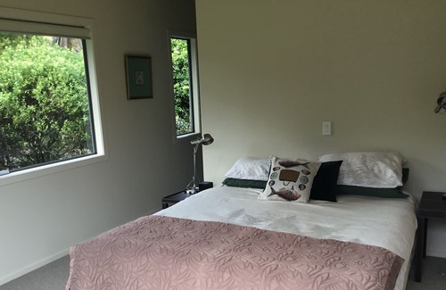 Kuaotunu Maison | Modern Bach - level 5 minute walk to Kuaotunu Beach