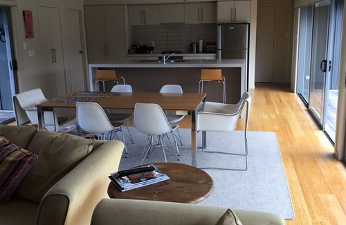Kuaotunu Maison | Modern Bach - level 5 minute walk to Kuaotunu Beach