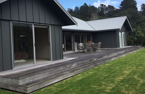 Kuaotunu Maison | Modern Bach - level 5 minute walk to Kuaotunu Beach