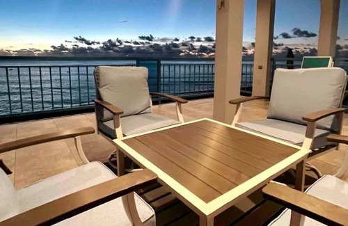 Aguadilla Pueblo Maison | Modern beach house w/ balcony overlooking the sunset