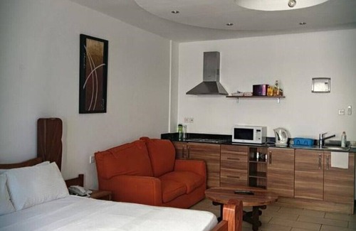 Bamburi Appartement | Studio moderne sur la plage avec climatisation et balcon