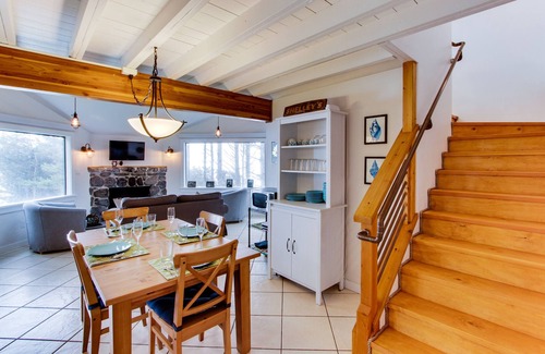 Yachats Cabine | Cottage en bord de mer moderne au sud de Yachats - vues, pont et foyer