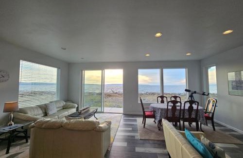 Coupeville Maison | Modern Beachfront Stay at the Admiralty Retreat