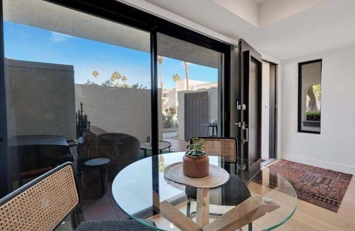 Palm Desert Copropriété | Modern, beautiful 2-bedroom condo in the heart of El Paseo, Palm Desert.