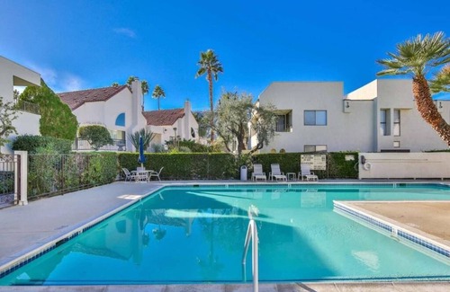 Palm Desert Copropriété | Modern, beautiful 2-bedroom condo in the heart of El Paseo, Palm Desert.