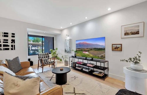 Palm Desert Copropriété | Modern, beautiful 2-bedroom condo in the heart of El Paseo, Palm Desert.