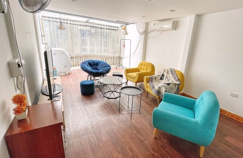 Van Mieu Maison | Modern bedrom in Liight Homstay Hanoi with Netflix, Kitchen, Washer & Dryer
