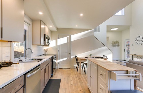 Berkeley Springs Cottage | Modern Berkeley Springs Cabin w/Private Hot Tub!