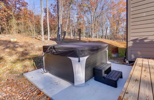 Berkeley Springs Cottage | Modern Berkeley Springs Cabin w/Private Hot Tub!
