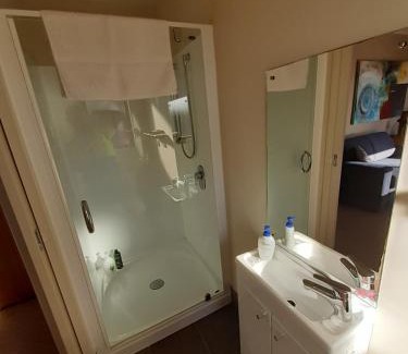 Paroa Maison | Modern BNB unit with Wifi and Breakfast