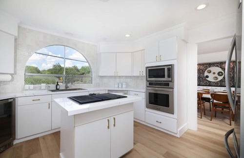 Medical Center District Maison | Modern Boho 5BR W Pool+Six flags