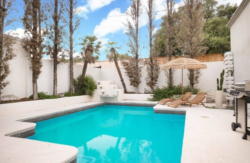 Medical Center District Maison | Modern Boho 5BR W Pool+Six flags