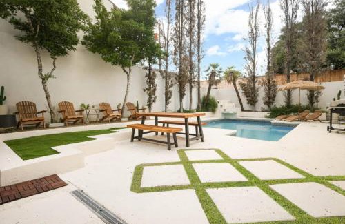Medical Center District Maison | Modern Boho 5BR W Pool Six flags