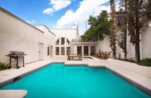 Medical Center District Maison | Modern Boho 5BR W Pool Six flags