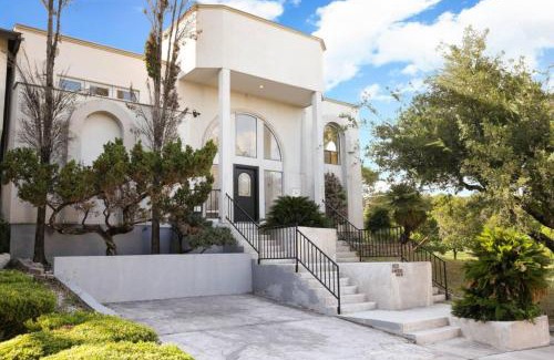 Medical Center District Maison | Modern Boho 5BR W Pool Six flags