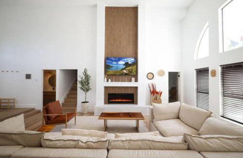 Medical Center District Maison | Modern Boho 5BR W Pool Six flags