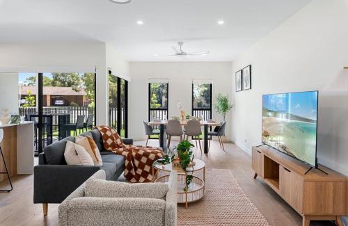 Capalaba Maison | Modern Brand New House near Mall Park with 2Parking