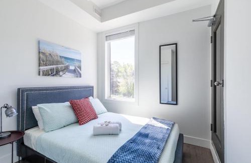 Greenwood - Coxwell Hôtel | Modern & Bright 2BR Suite - 6 Mins from Leslieville