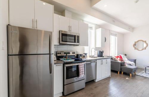 Greenwood - Coxwell Hôtel | Modern & Bright 2BR Suite - 6 Mins from Leslieville