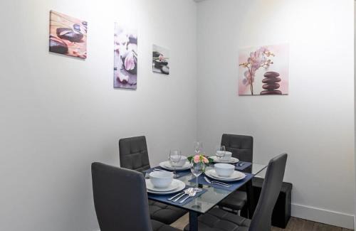 Greenwood - Coxwell Hôtel | Modern & Bright 2BR Suite - 6 Mins from Leslieville