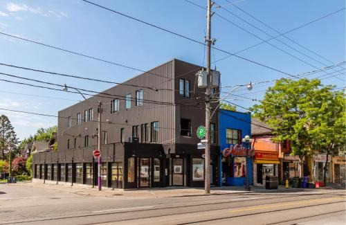 Greenwood - Coxwell Hôtel | Modern & Bright 2BR Suite - 6 Mins from Leslieville