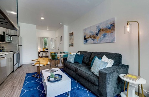 King Appartement | Modern & Bright Walkable Alberta Condo, Fast WiFi