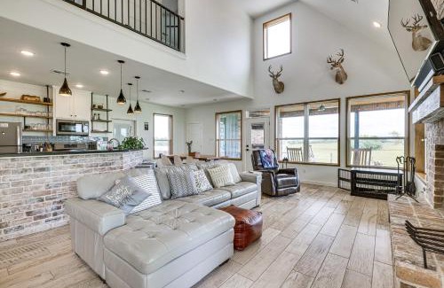 Bryan Maison | Modern Bryan Farmhouse on 1 Acre with Hot Tub!