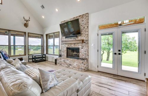 Bryan Maison | Modern Bryan Farmhouse on 1 Acre with Hot Tub!